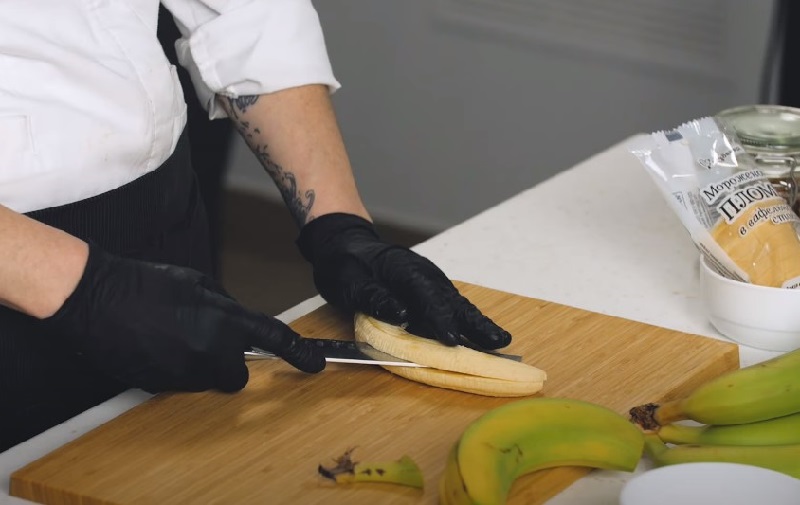 Банан разрезается вдоль