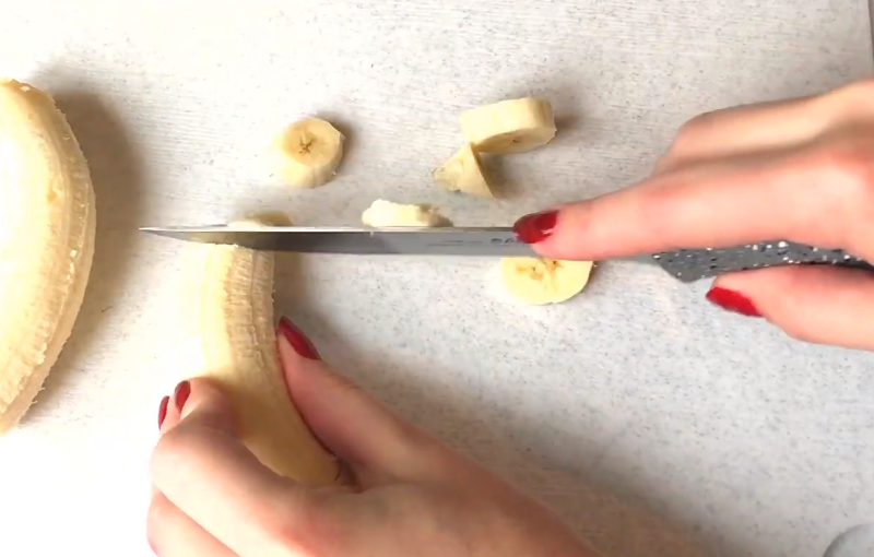 Нарезаются бананы