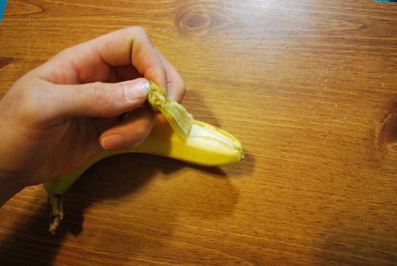 Начинайте снимать кожуру банана