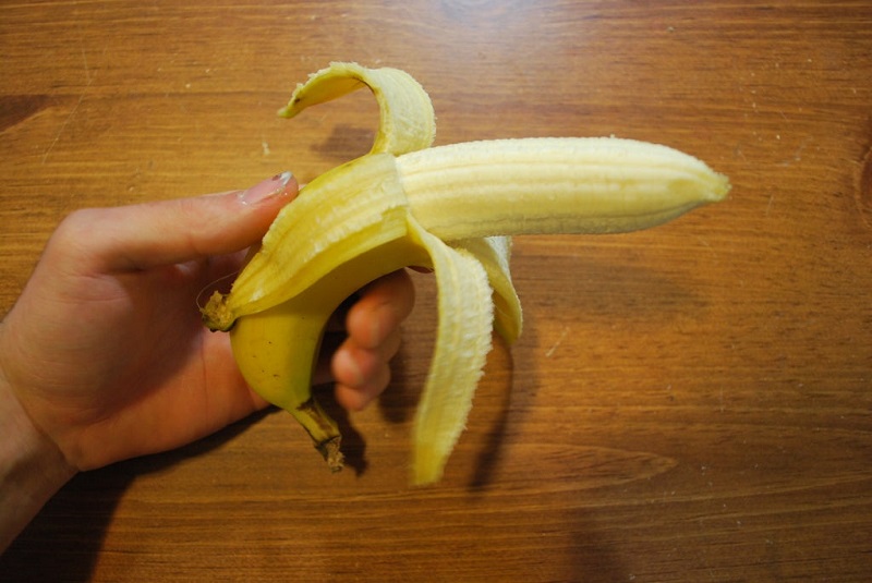 Теперь вы можете очистить оставшиеся части кожуры от банана