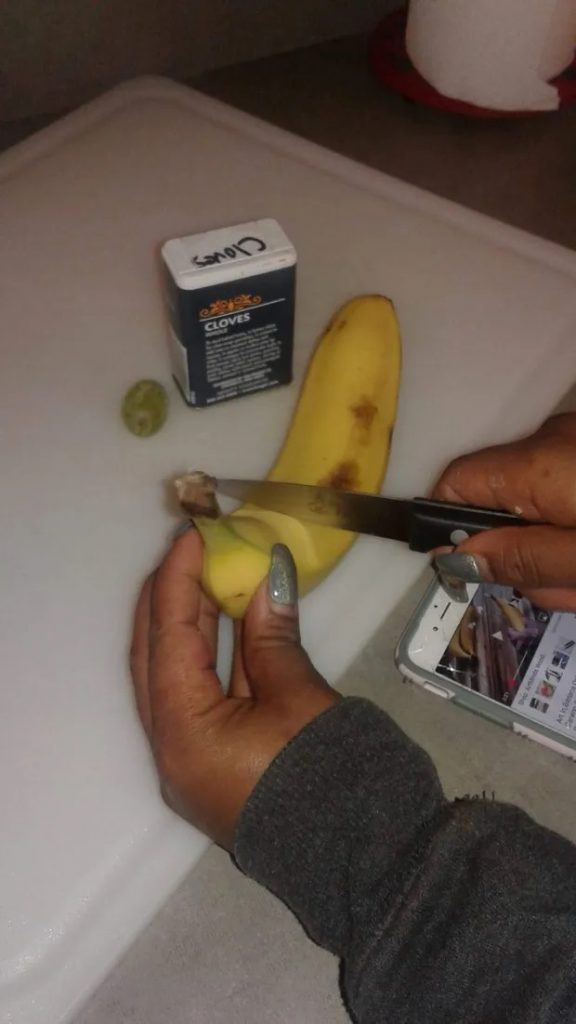 Банан надрезается с одной стороны