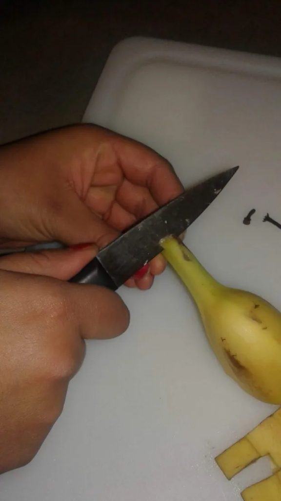 Надрезается стебель банана