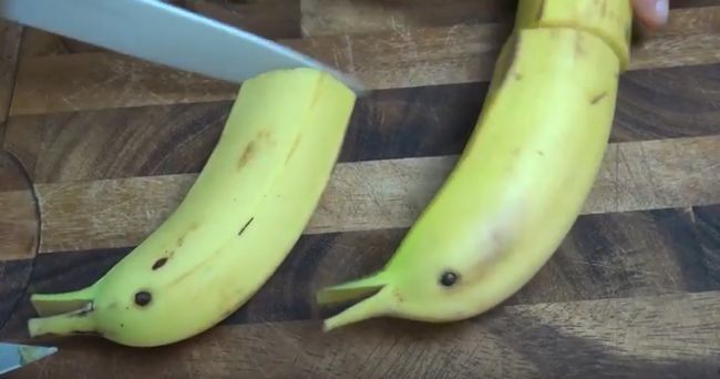 Отрезается часть банана