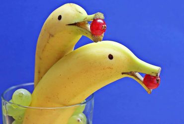ТОП-4 способа сделать дельфина из банана