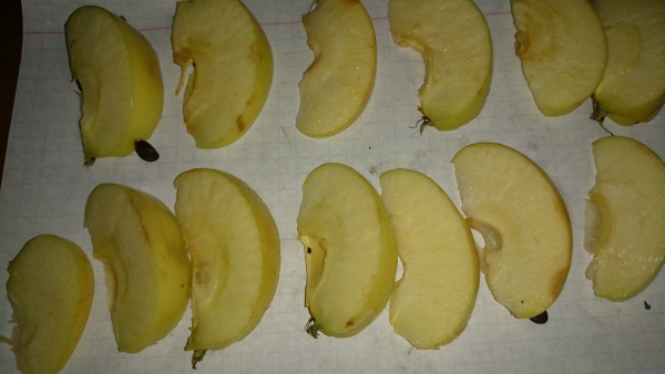 Яблоки нарезаны дольками