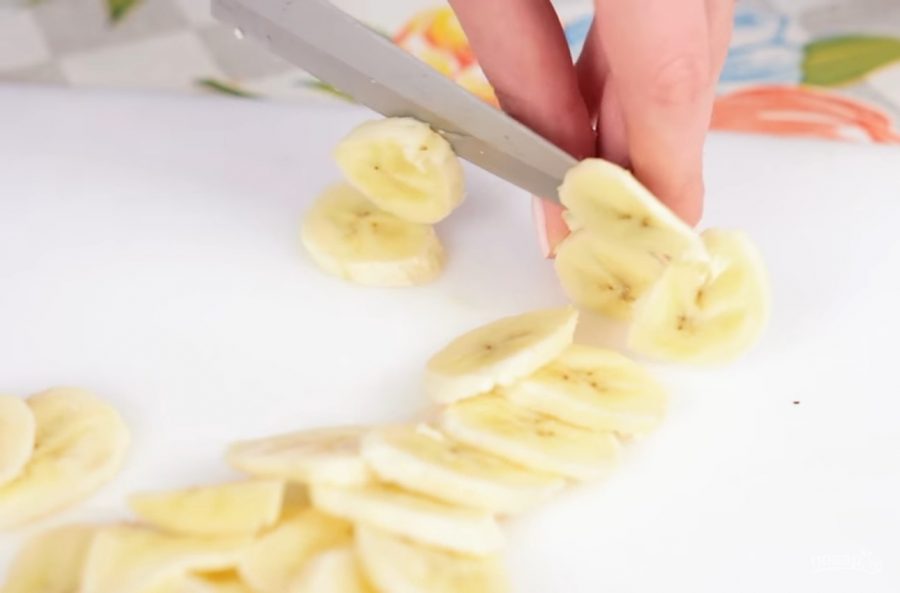 Для начала нарежьте бананы на небольшие пластинки