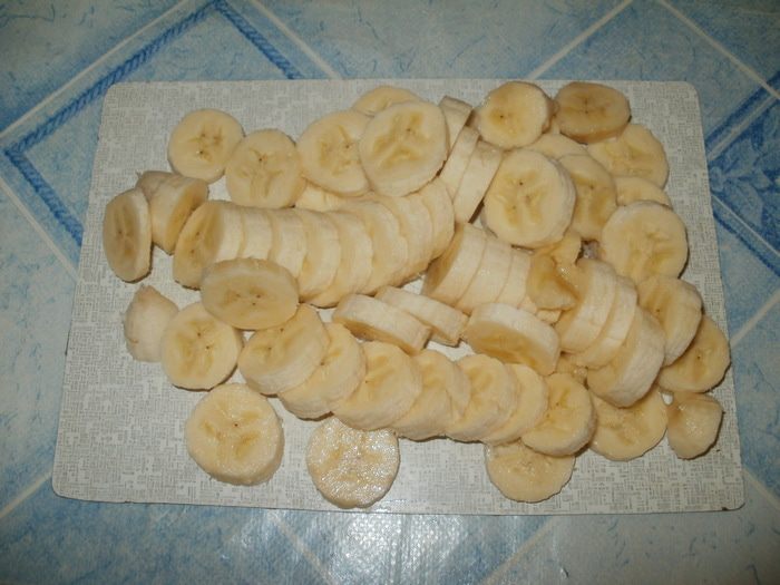 Нарежьте бананы