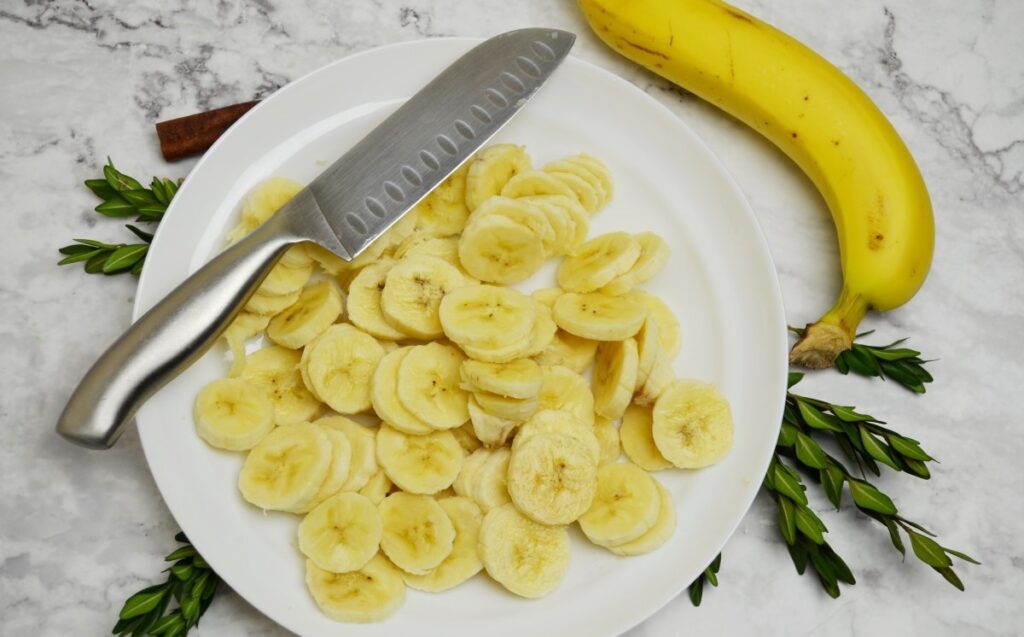 Очищенные бананы нарезают кружочками