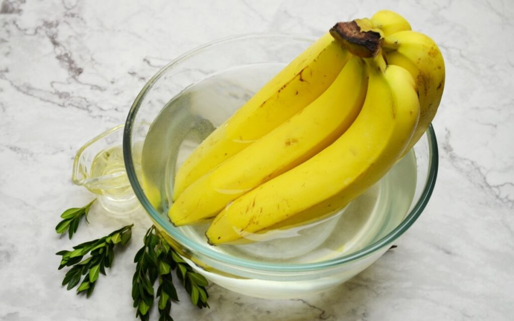Выбранную гроздь бананов ополаскивают прохладной водой