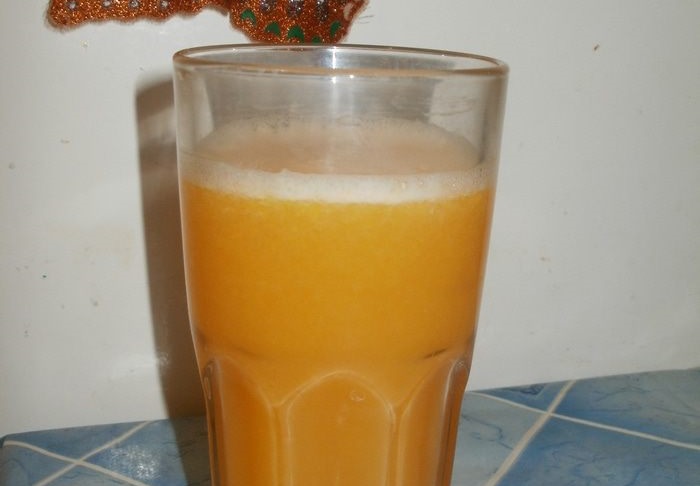 Выдавливаем сок из апельсинов и лимона