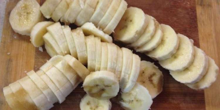 Бананы очистите от кожуры и нарежьте не очень толстыми кольцами