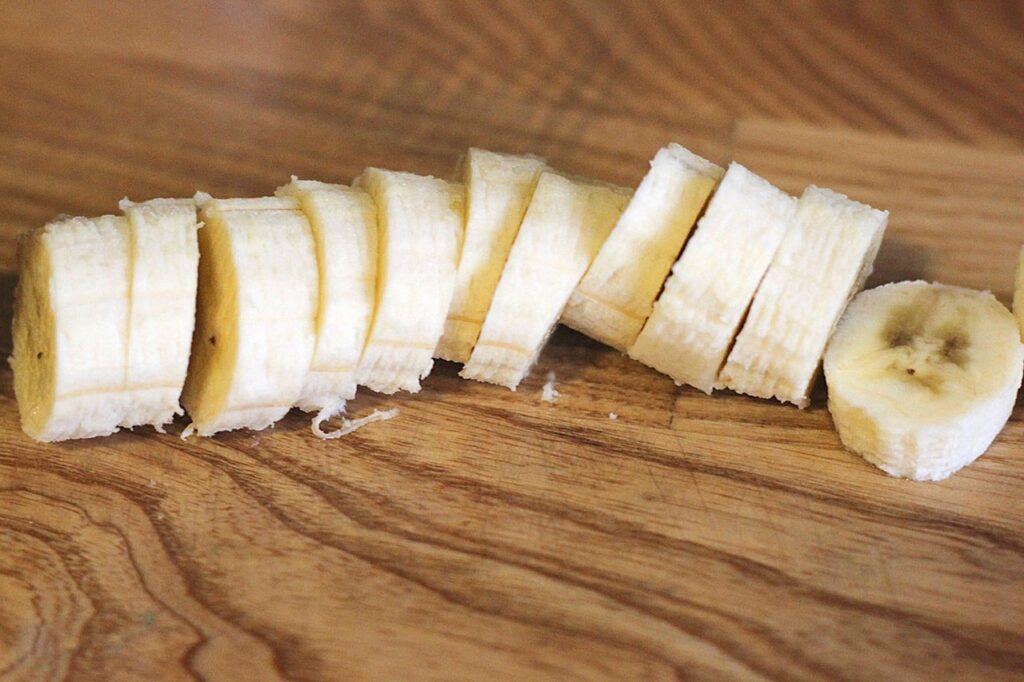 Очищенный и нарезанный банан