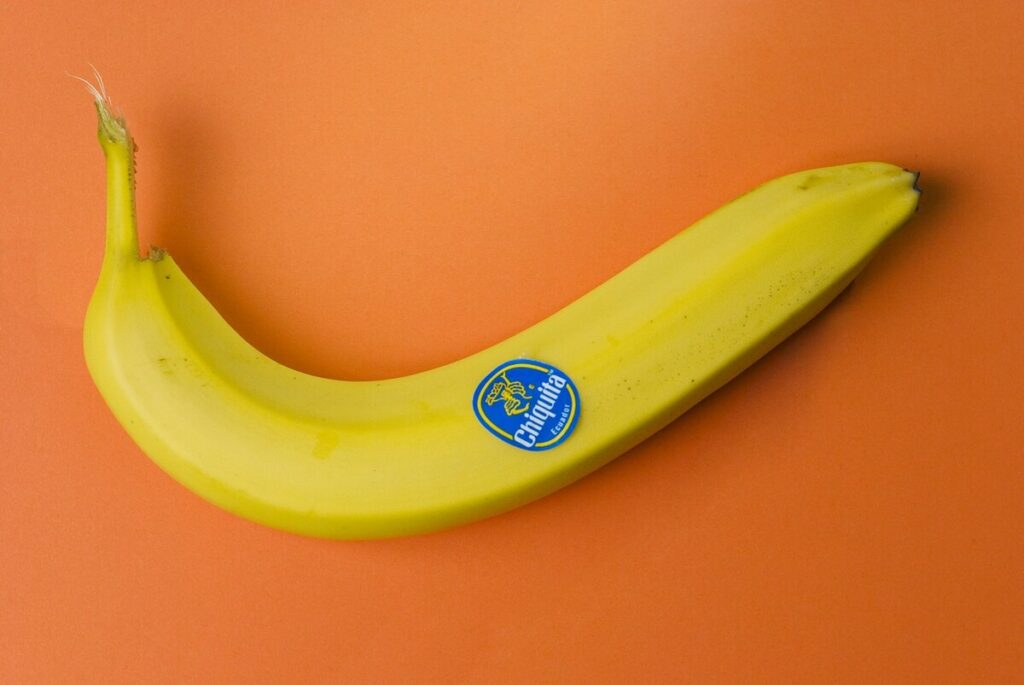 Банан с наклейкой