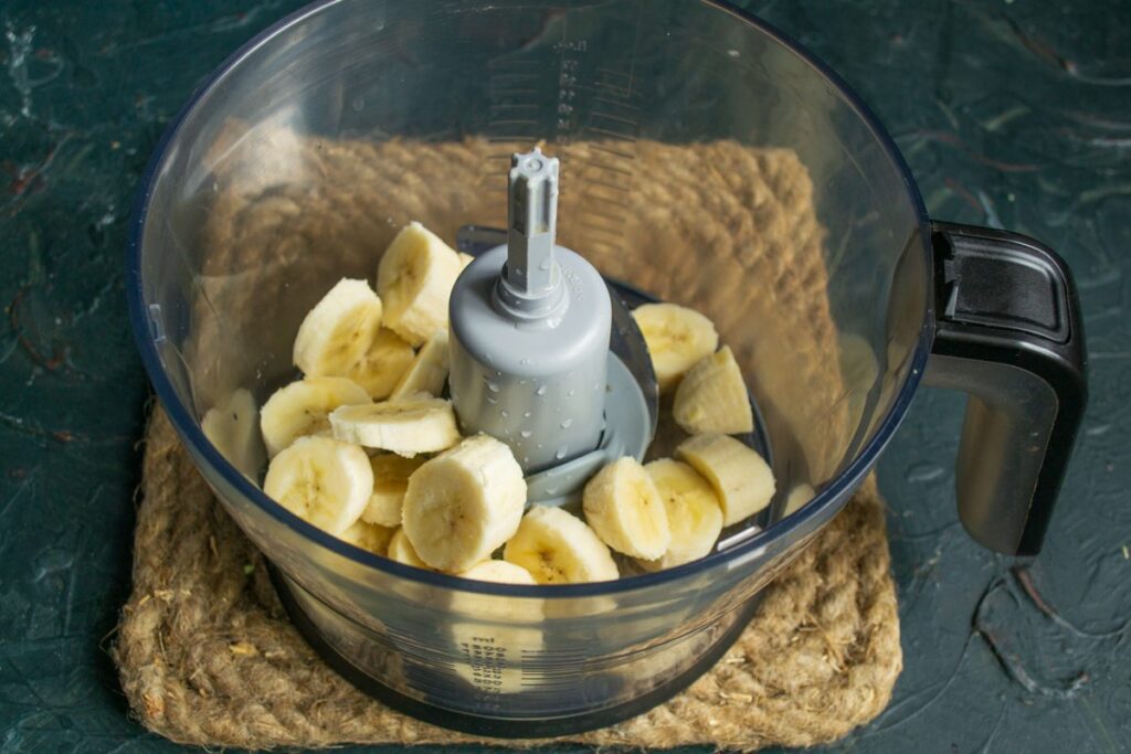 Бананы нарезаем, кладём в чашу кухонного комбайна