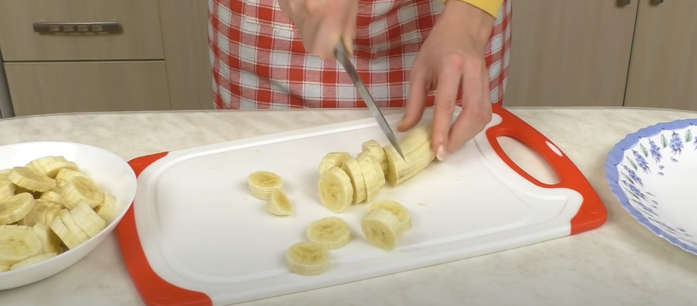 разрезаем бананы